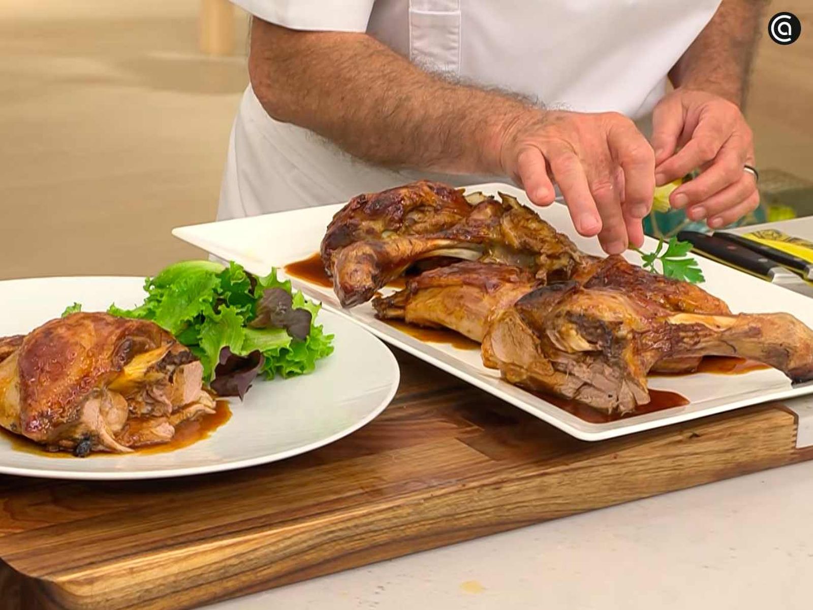 Sirve la paletilla de cordero con ensalada de lechuga y cebolleta Sirve la paletilla de cordero con ensalada de lechuga y cebolleta
