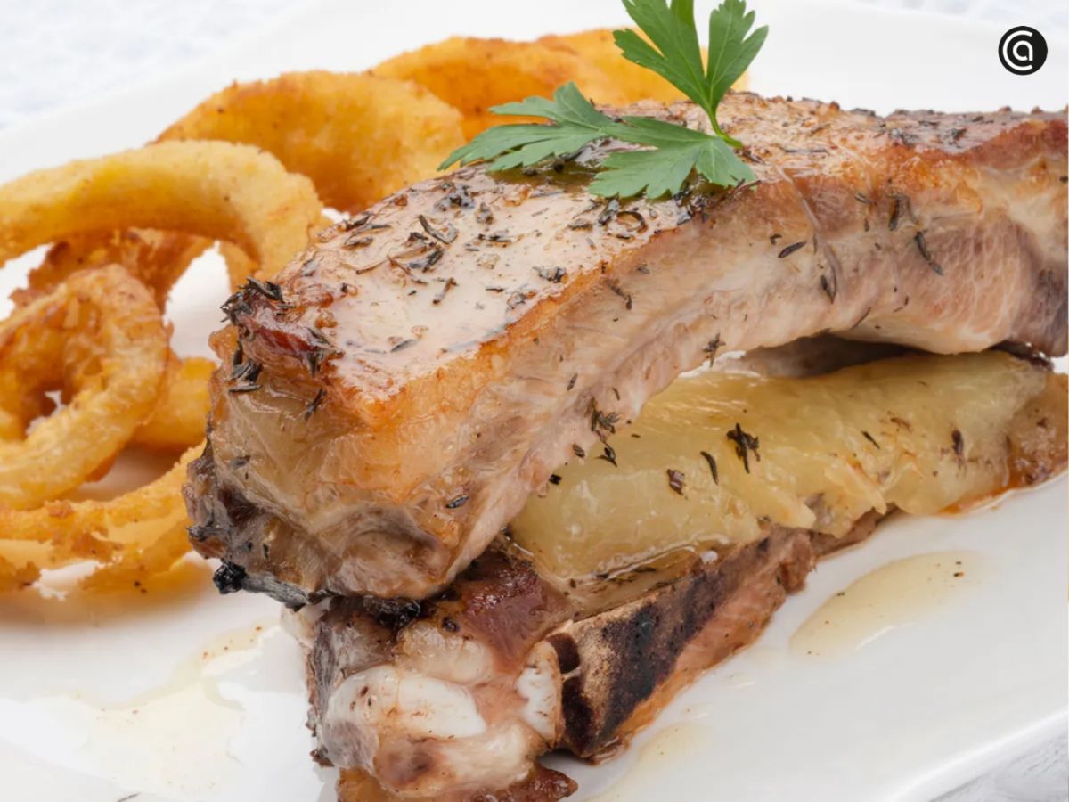 Costillas de cerdo a la brasa, un plato que gana intensidad y sabor con un adobo de salsa piri piri casera.