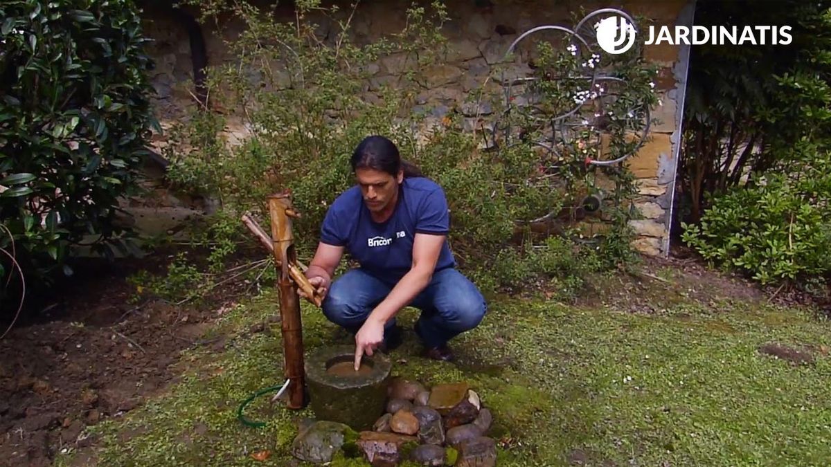 Colocar una fuente japonesa de bambú en el jardín paso 6