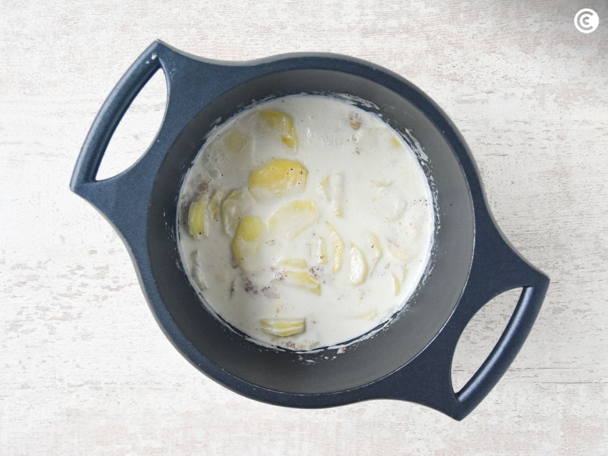 Cocer las patatas en leche y nata para hacerlas gratinadas