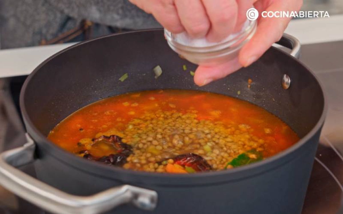 Añade las lentejas y el caldo, condimenta y cocina 40 minutos