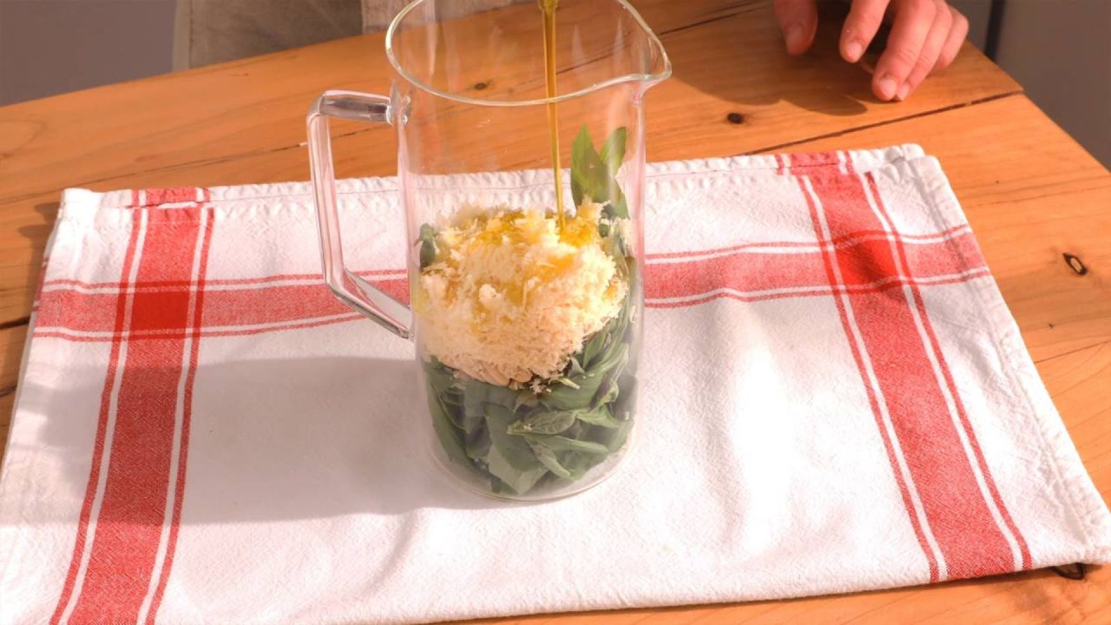 Cómo hacer salsa pesto paso 1 Cómo hacer salsa pesto paso 1