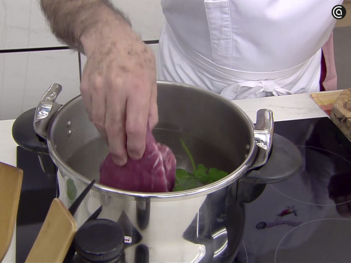 Añade la carne a una olla