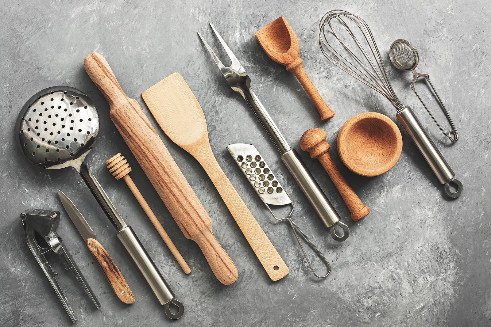 Los 10 utensilios de cocina imprescindibles para principiantes