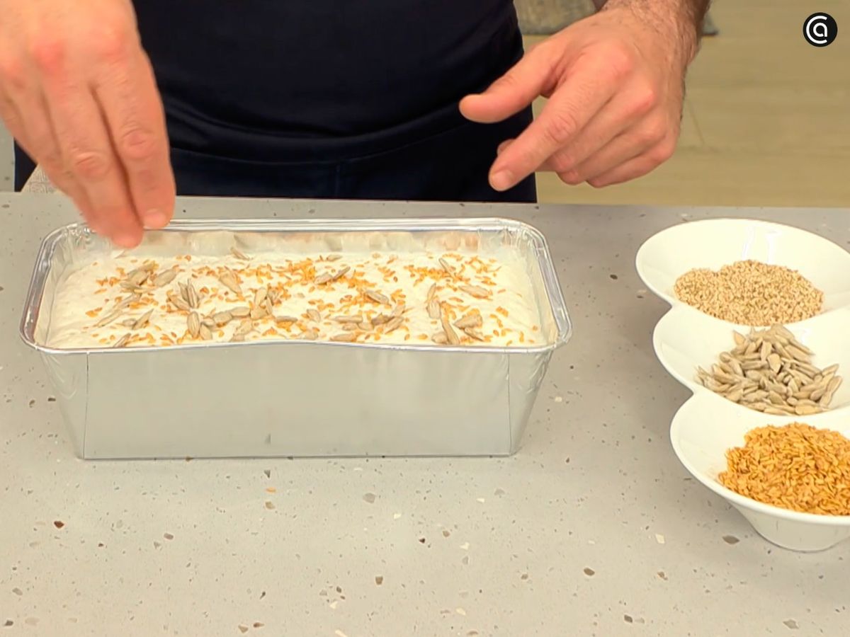 Añade semillas de lino, sésamo y girasol por encima de la masa y llévala al horno