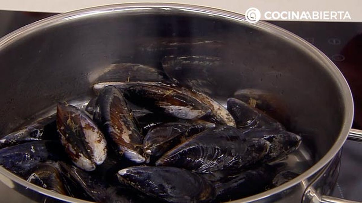 sopa de fideos con mejillones receta karlos arguinnao karl67820321 paso1
