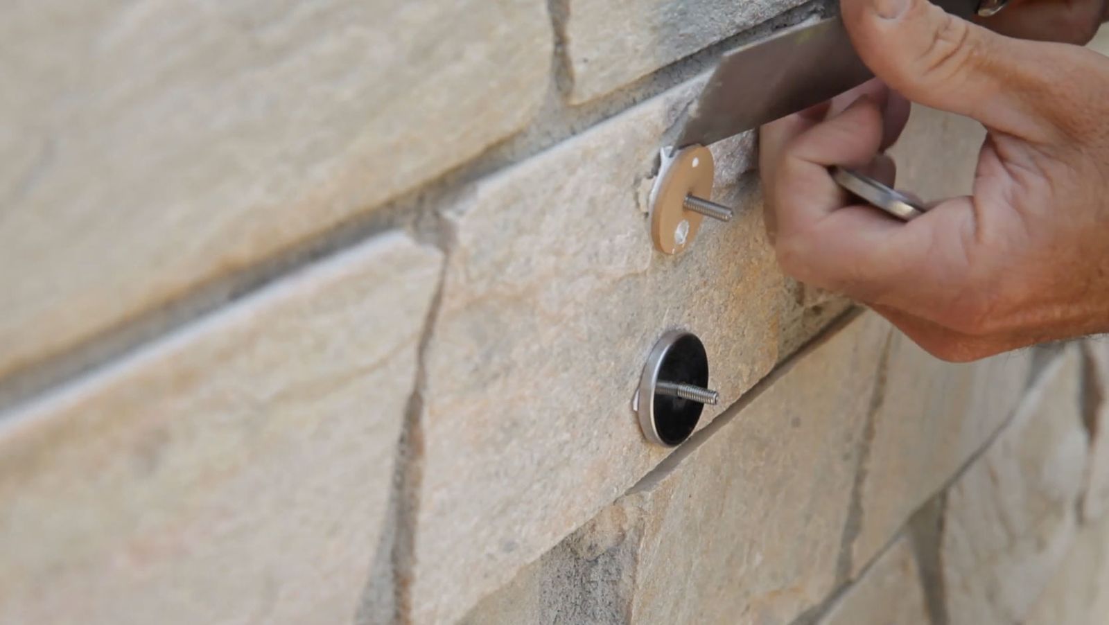 Cómo colocar un tornillo adhesivo paso 7