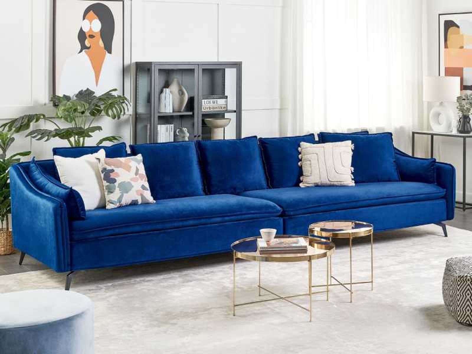 Salón con sofá azul de terciopelo.