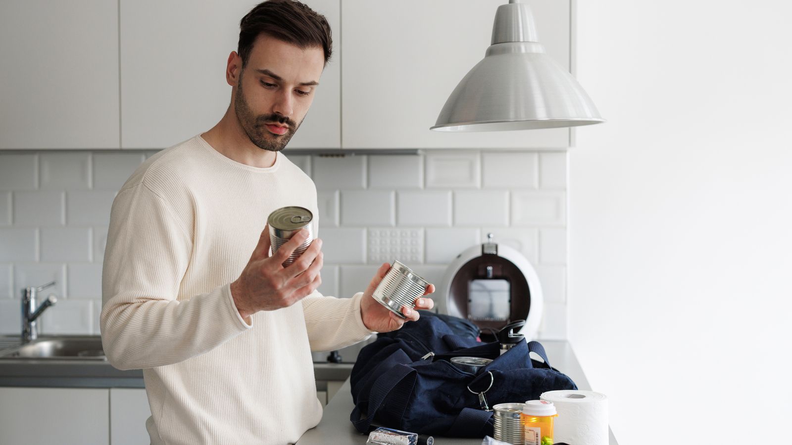 Una mini despensa de supervivencia es esencial para hacer frente a un tornado
