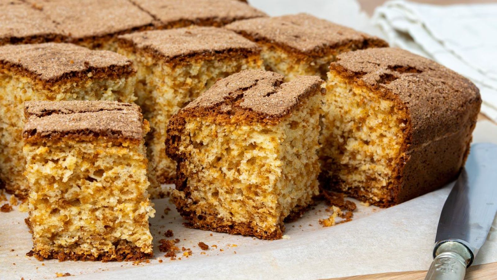La coca es un bizcocho muy fácil de preparar, perfecto para desayunar, merendar o tomar con un café