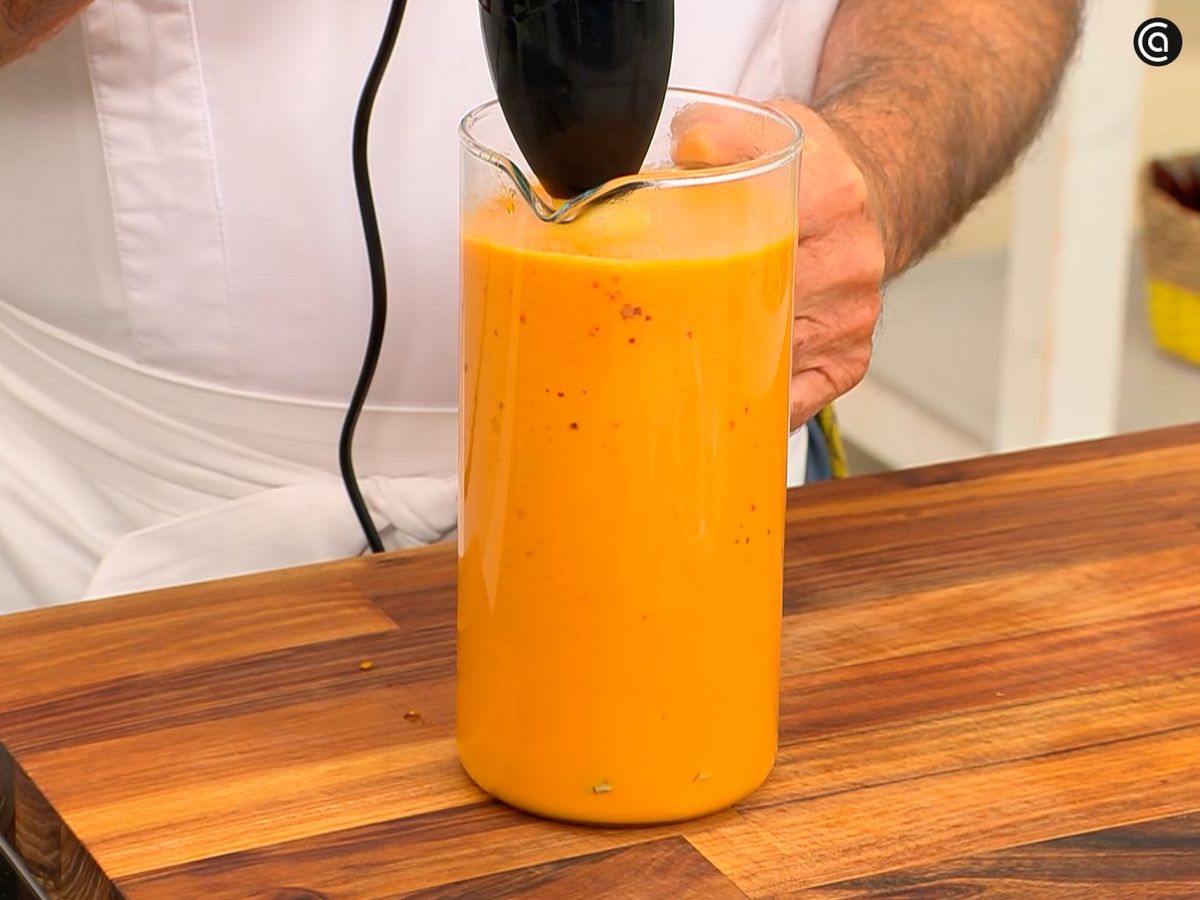 Pasa las verduras por la batidora hasta lograr una crema homogénea