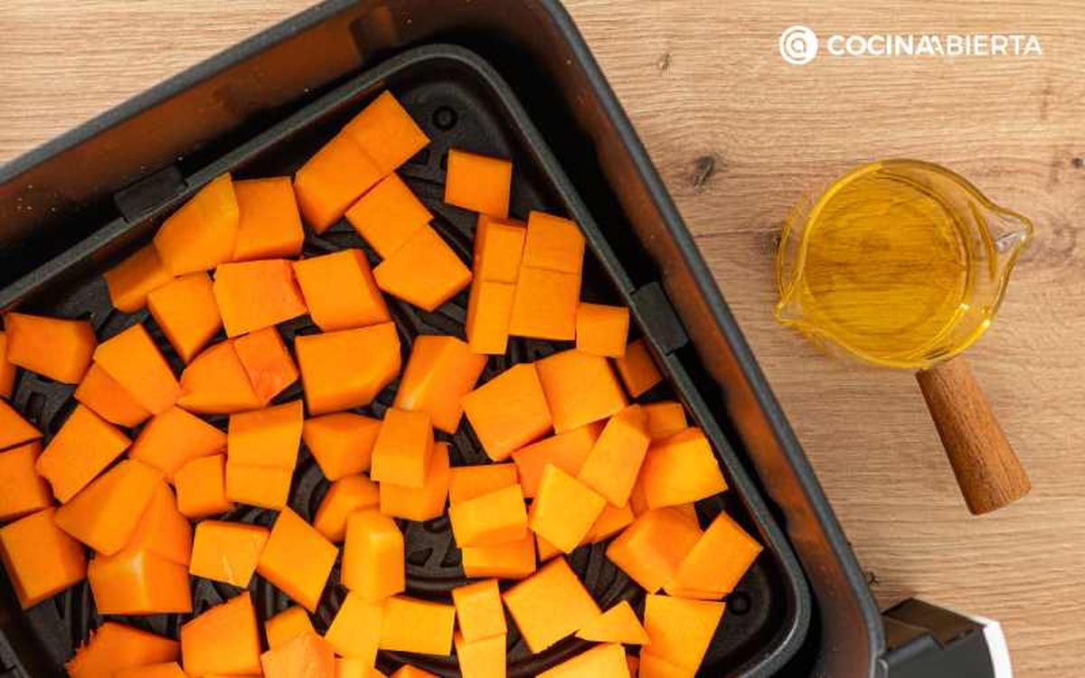 Pon la calabaza cortada en el cestillo