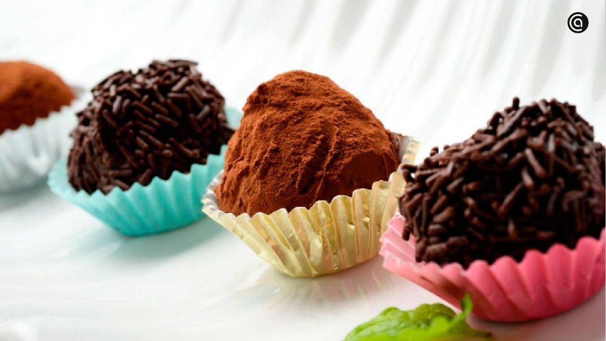 Puedes decorar las trufas de chocolate con cacao en polvo o virutas de chocolate