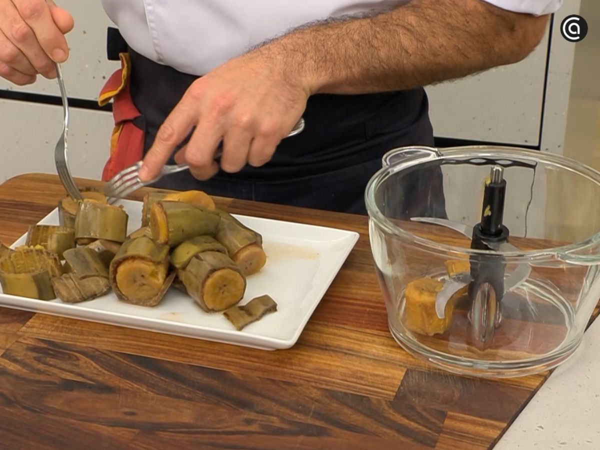 Una vez templado, se pela y se corta en trozos para facilitar el triturado.