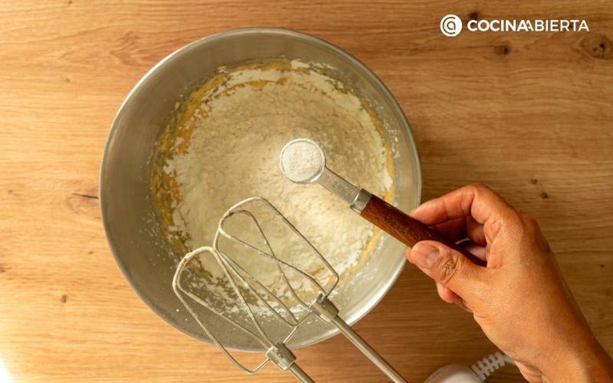 Añade la levadura en polvo