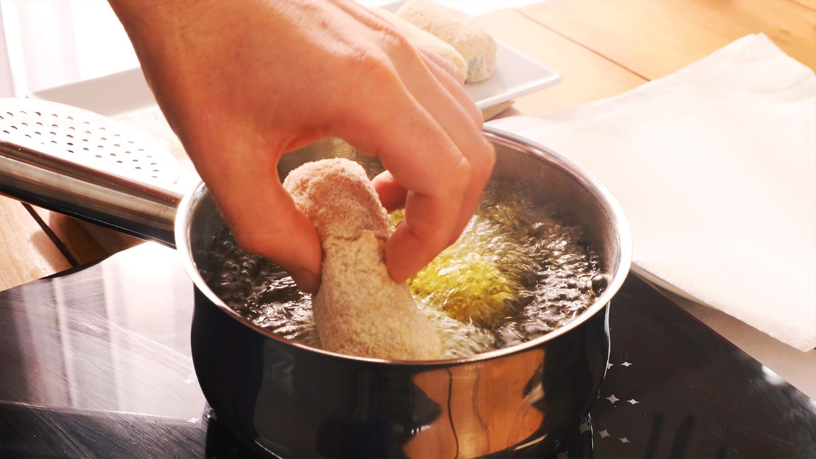Cocina los rollitos de pollo en abundante aceite caliente hasta que estén dorados y crujientes Cocina los rollitos de pollo en abundante aceite caliente hasta que estén dorados y crujientes