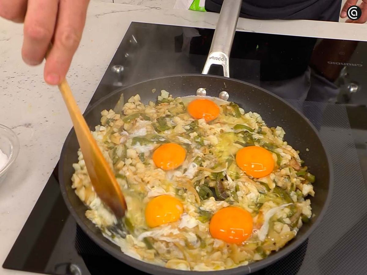 Casca los huevos sobre el bacalao