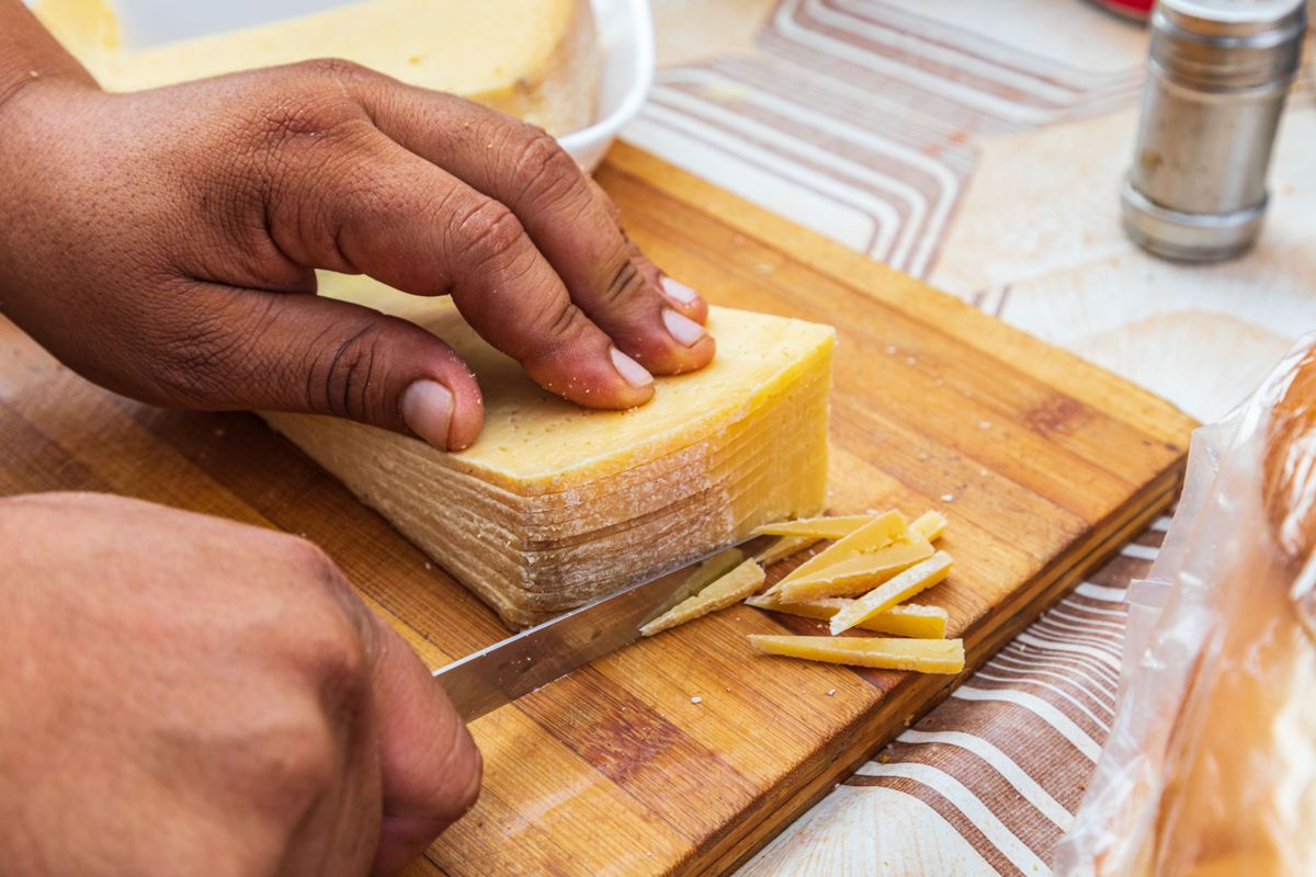 Si la corteza está muy dura, la puedes aprovechar para añadir más sabor a caldos o guisos