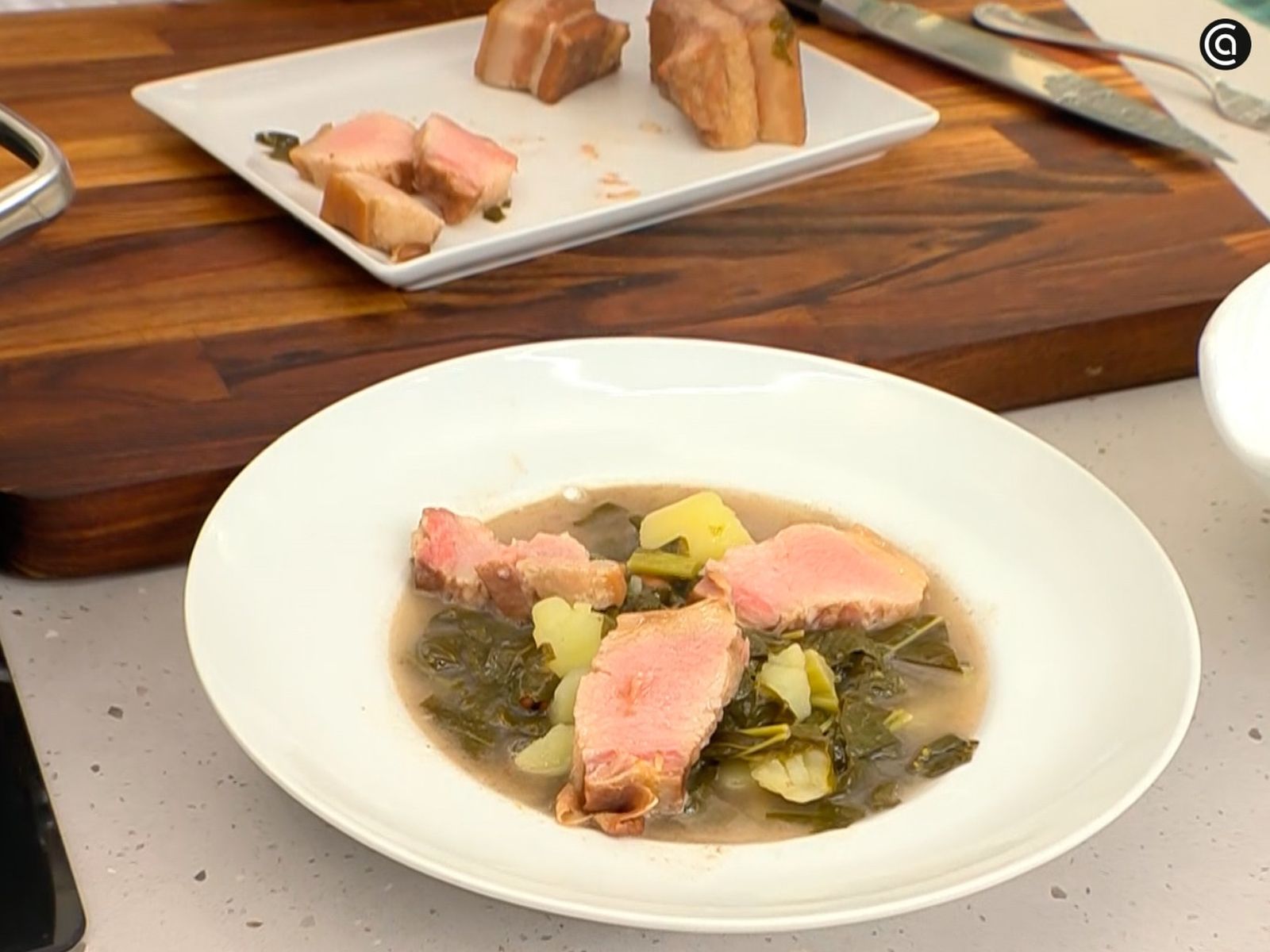 Sirve el caldo acompañado de trozos de panceta