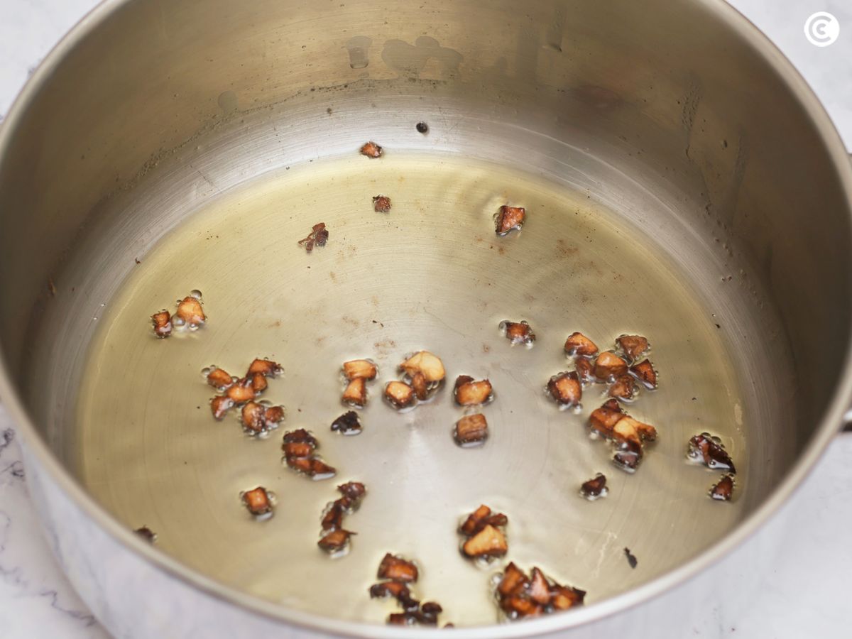 Sofríe los ajos en una olla con aceite