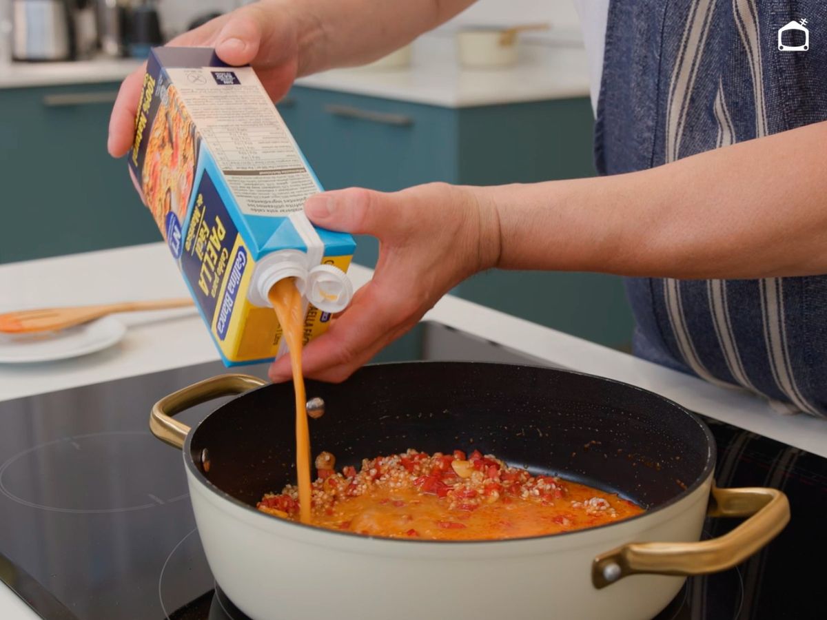 Añade el arroz, rehógalo y vierte el caldo
