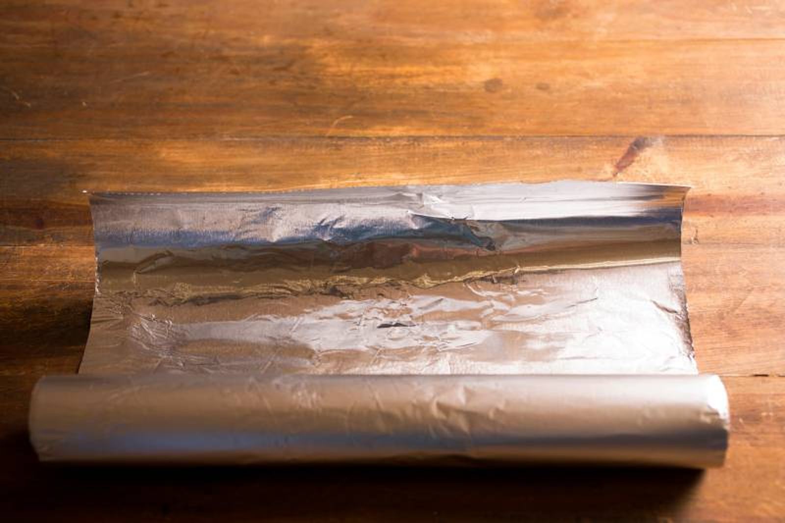 Se puede afirmar que en la mayoría de los usos del día a día no importa qué lado del papel de aluminio utilizar. Se puede afirmar que en la mayoría de los usos del día a día no importa qué lado del papel de aluminio utilizar.