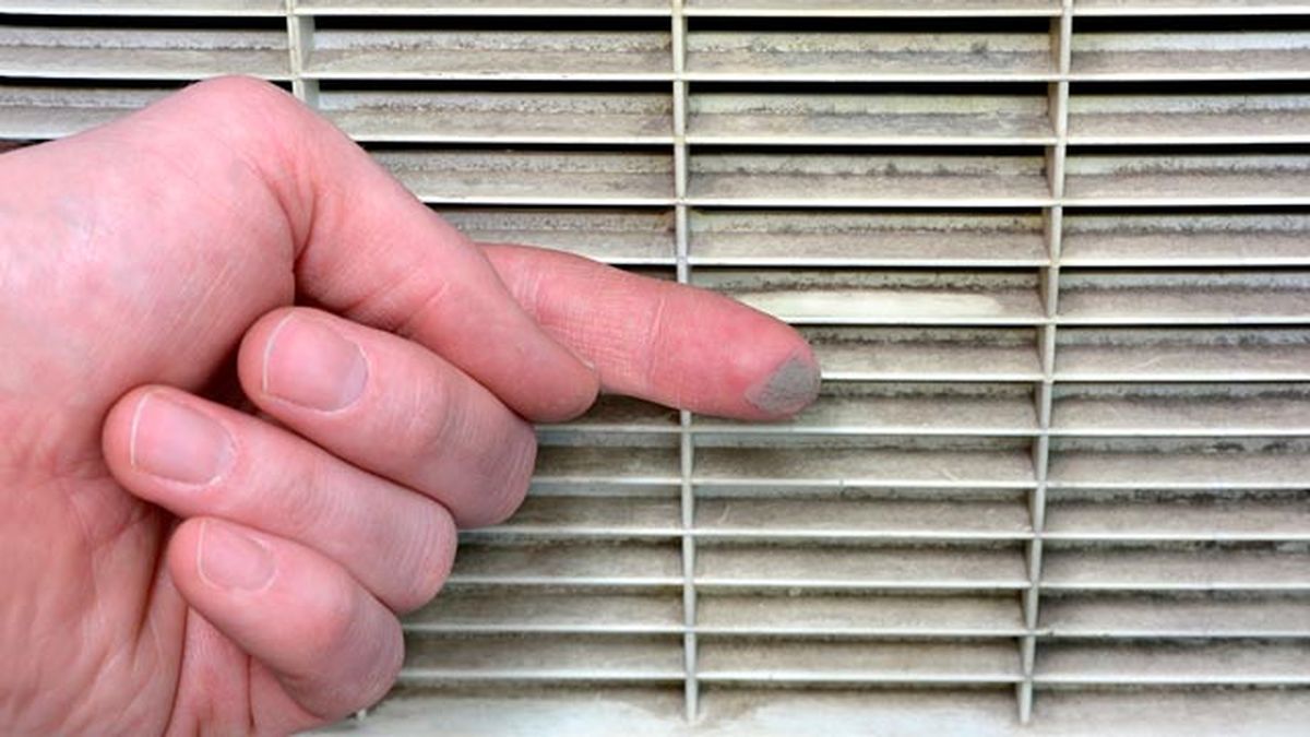 Rendijas de las persianas sucias