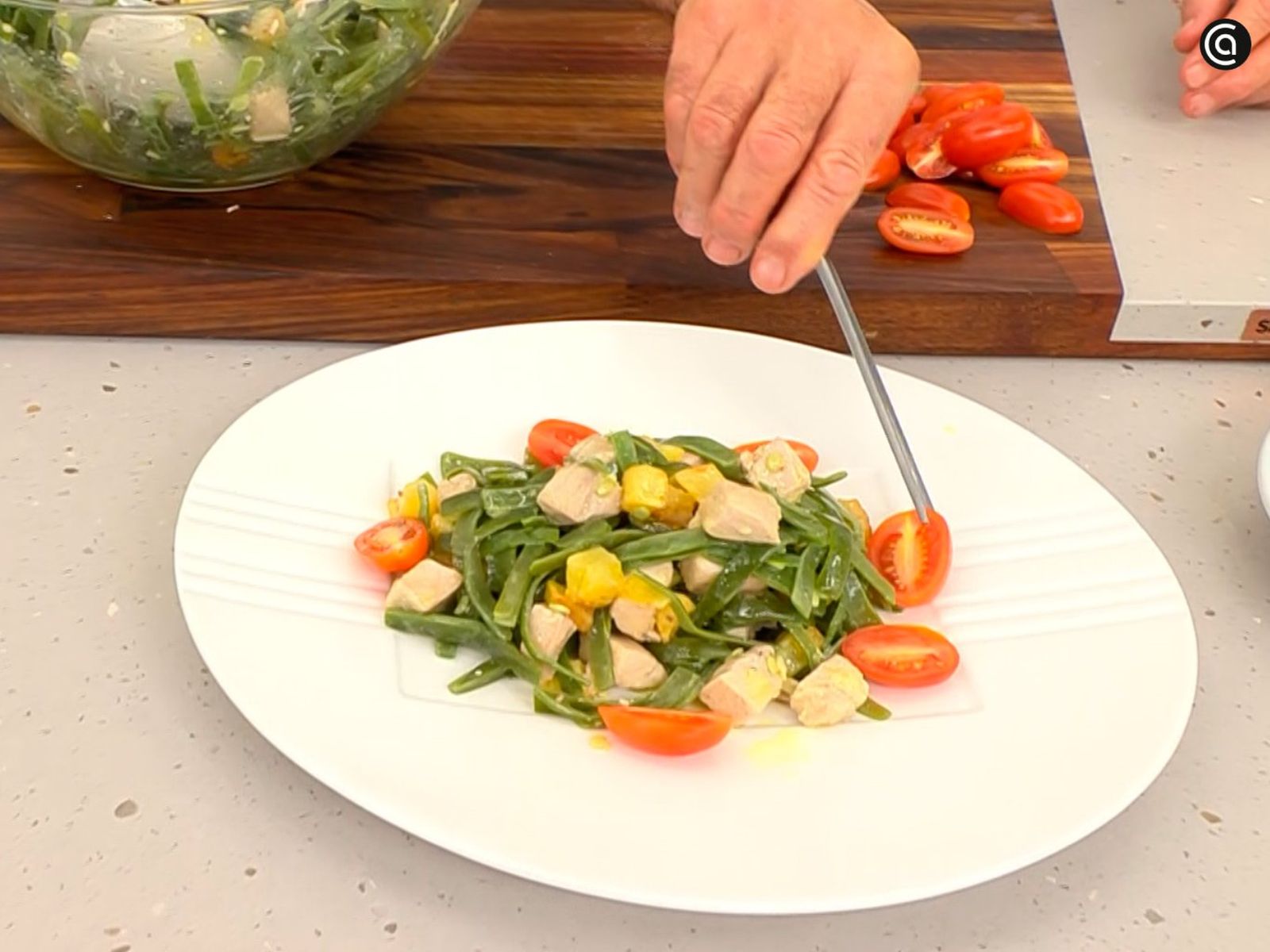 Sirve la ensalada de judías verdes y bonito y acompáñala con tomates cherry