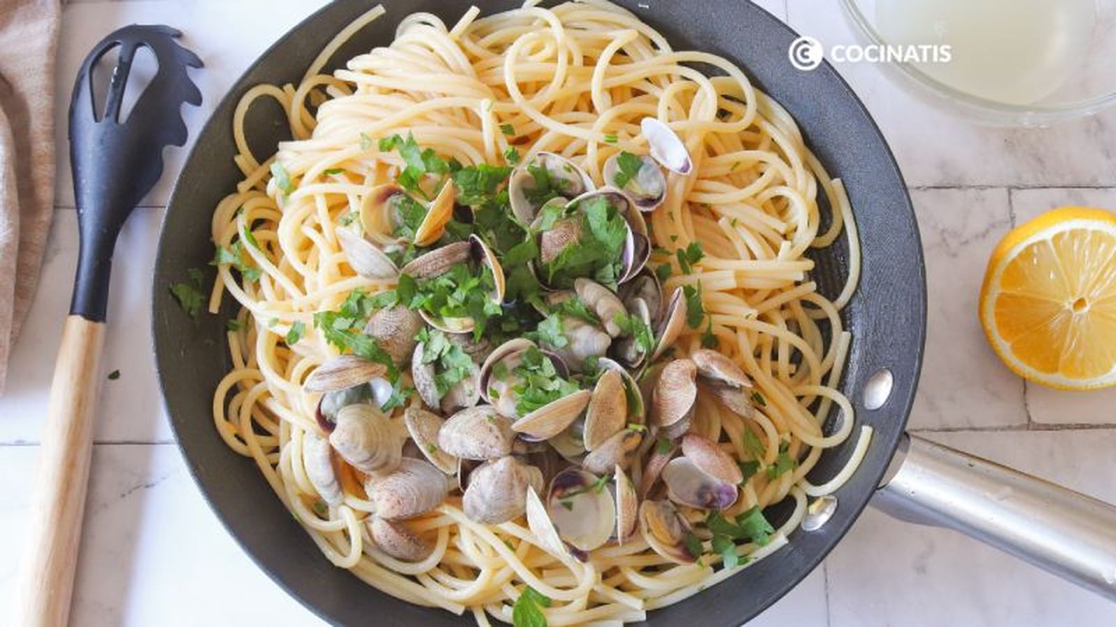 Agregamos las almejas a los espaguetis