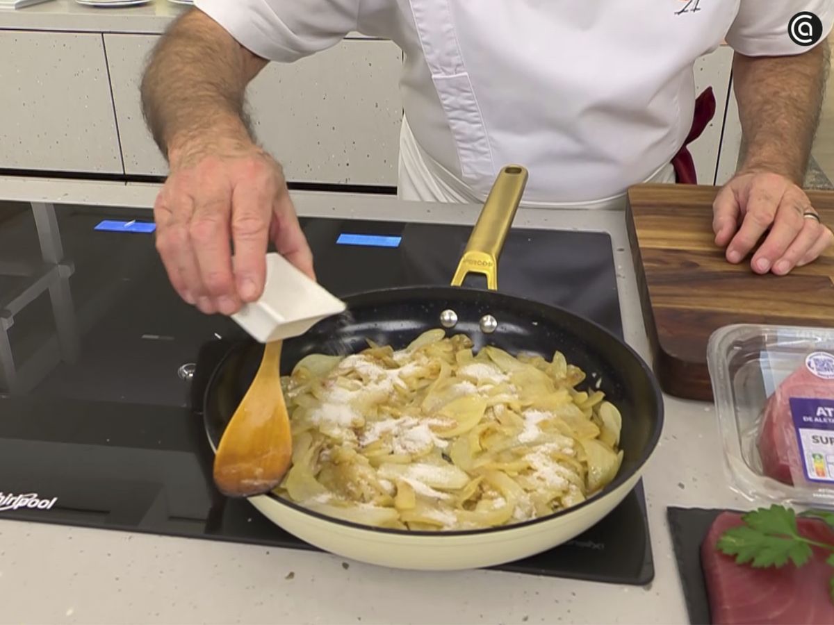 Agrega el azúcar y cocina hasta que desaparezca