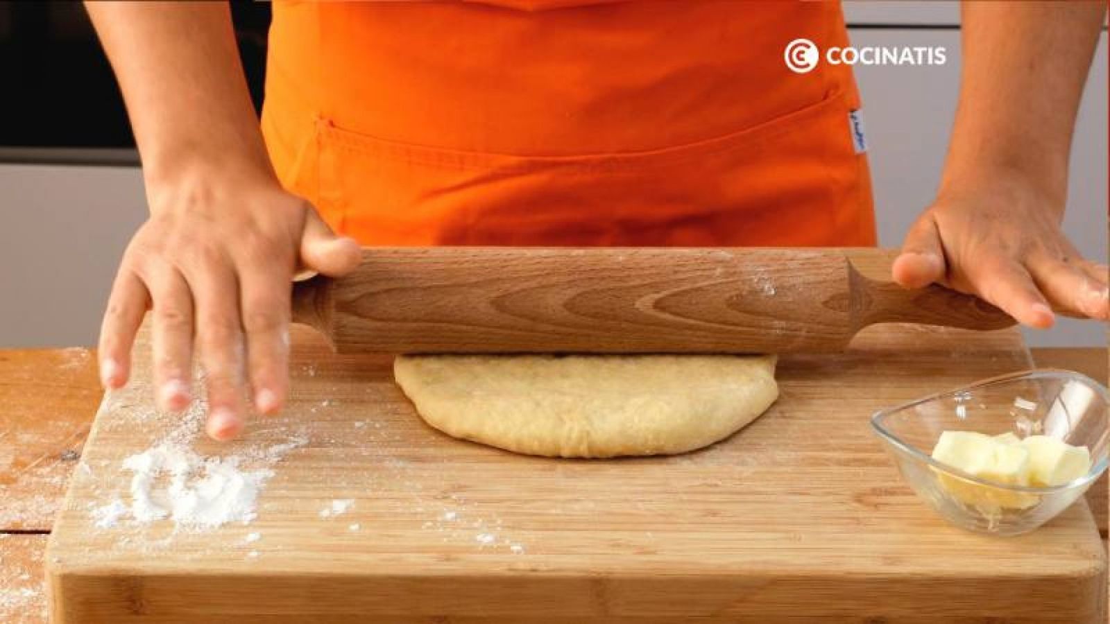 Estira la masa con un rodillo y guarda en forma de bola en el frigo Estira la masa con un rodillo y guarda en forma de bola en el frigo