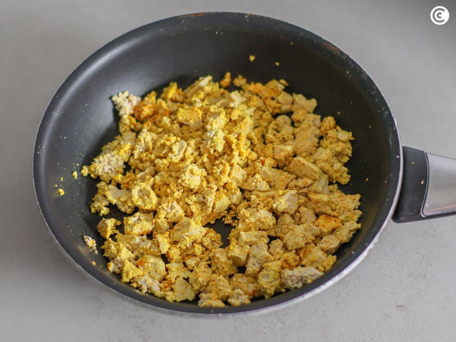 Tofu con cúrcuma y más especias en la sartén Tofu con cúrcuma y más especias en la sartén