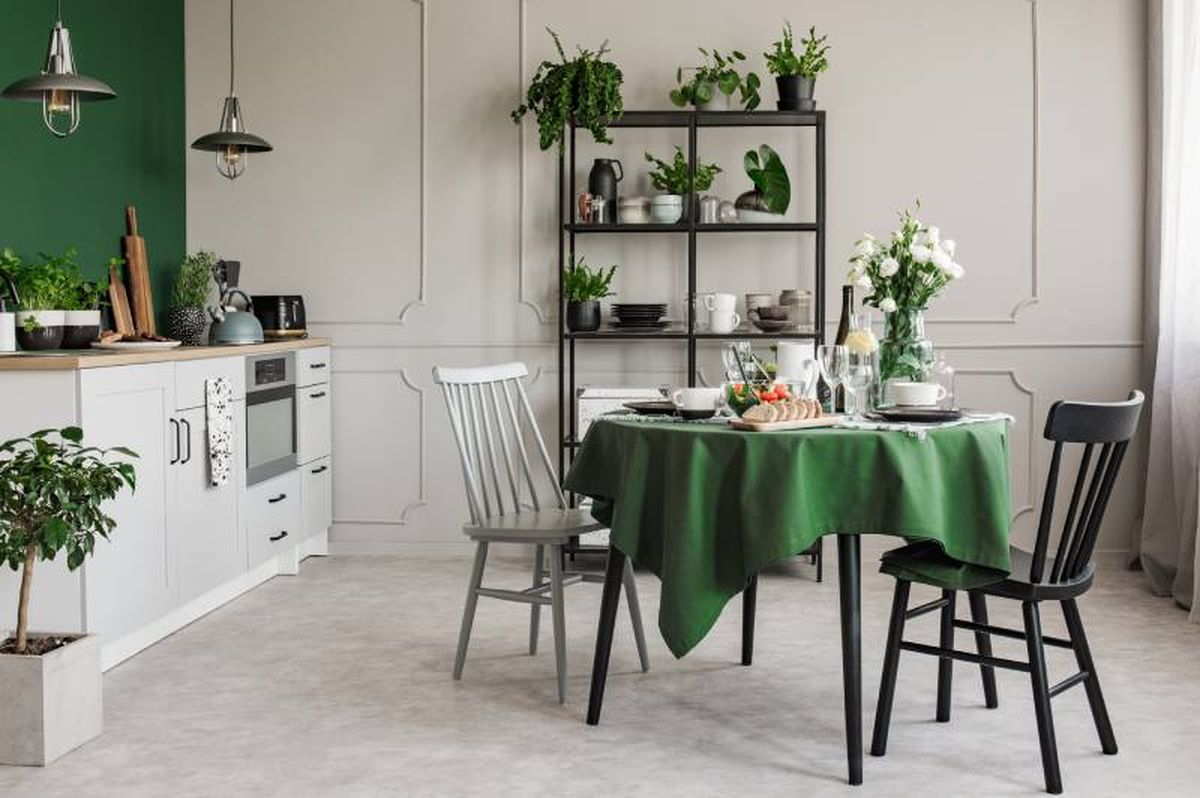 Cocina con pared y mantel en color verde bosque.
