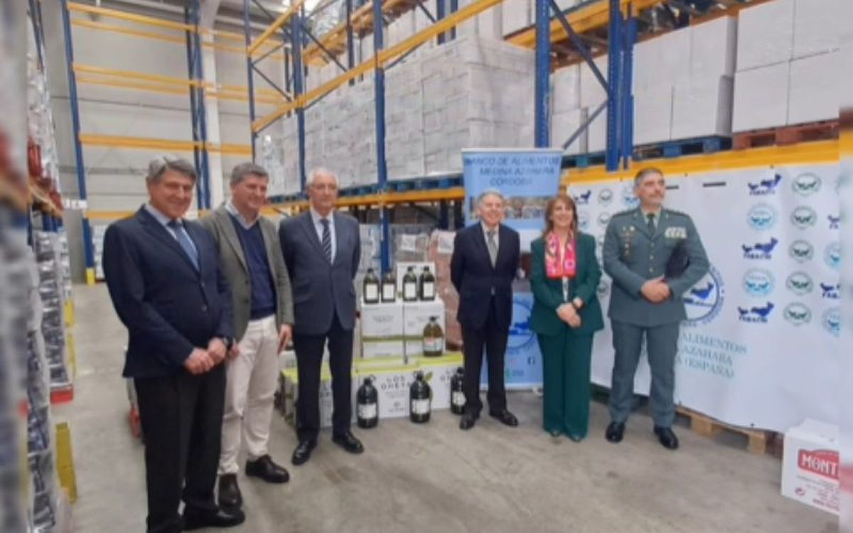 Entrega del aceite solidario / Facebook de la Subdelgación del Gobierno en Córdoba