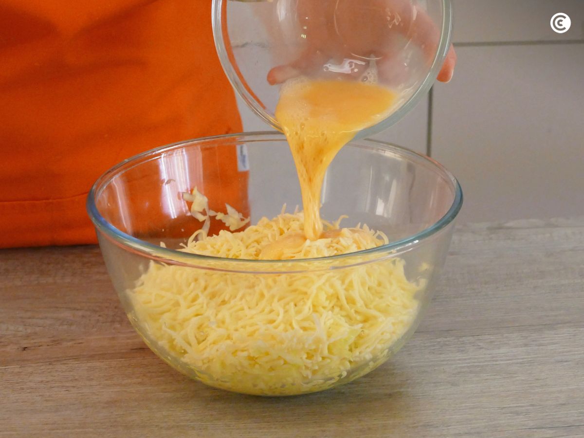 Añade el huevo al bol