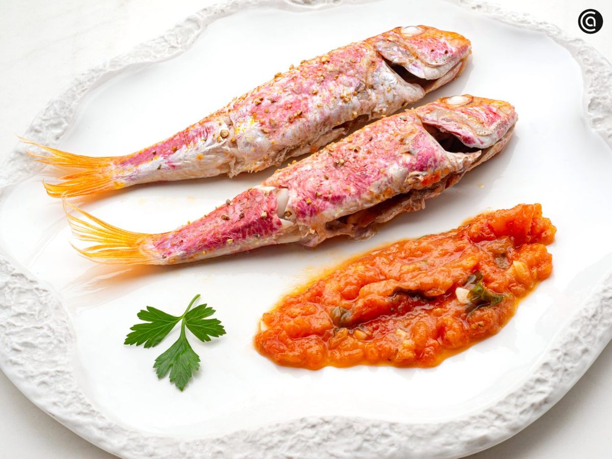 Salmonetes asados con tomate