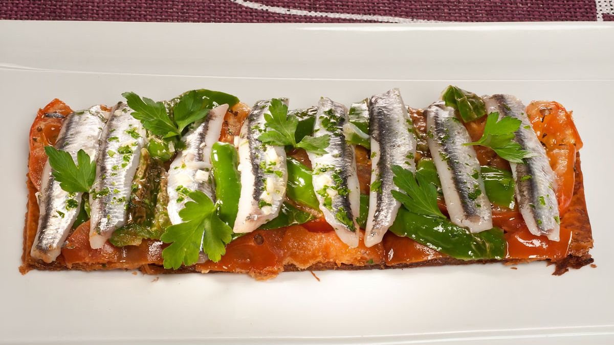 Tosta de tomate, anchoas y pimientos