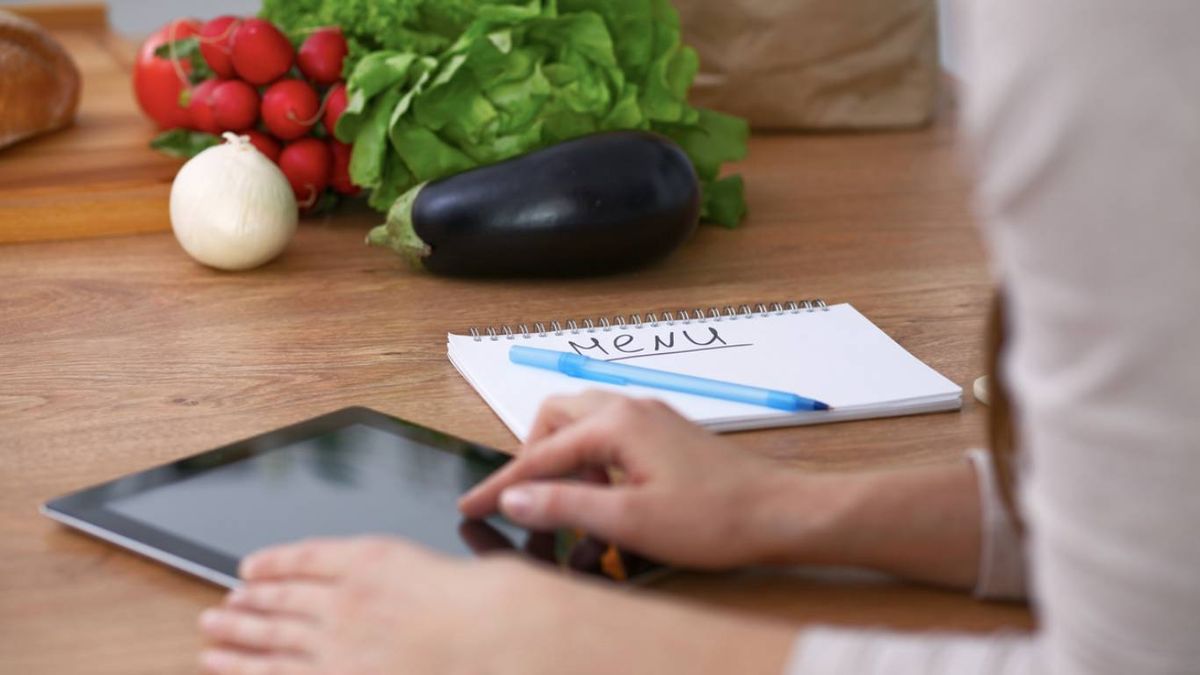 Dedicar unos minutos a planificar el menú te permite ahorrar tiempo y comer mejor.
