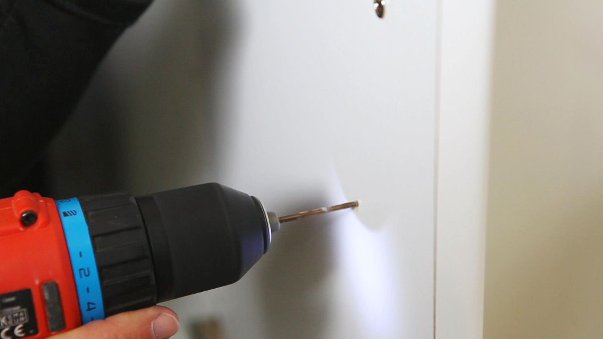 Colocar un soporte para bolsa de basura paso 2