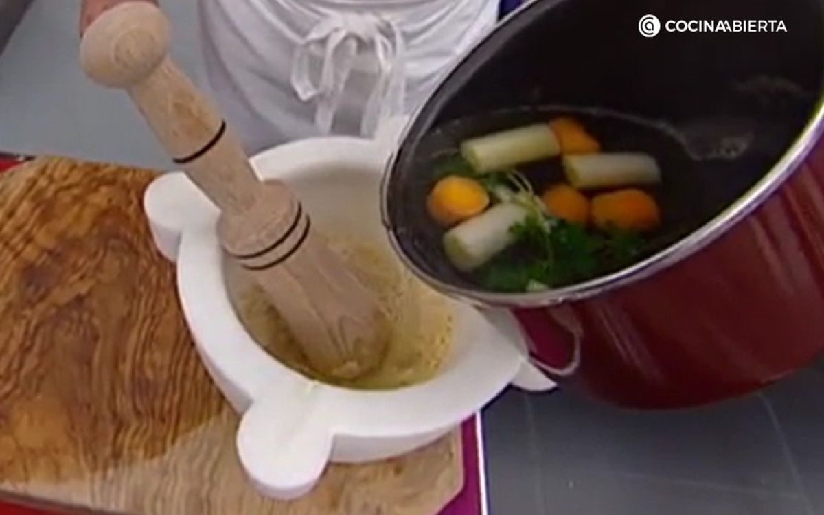Agrega el caldo de verduras al majado para darle textura de salsa