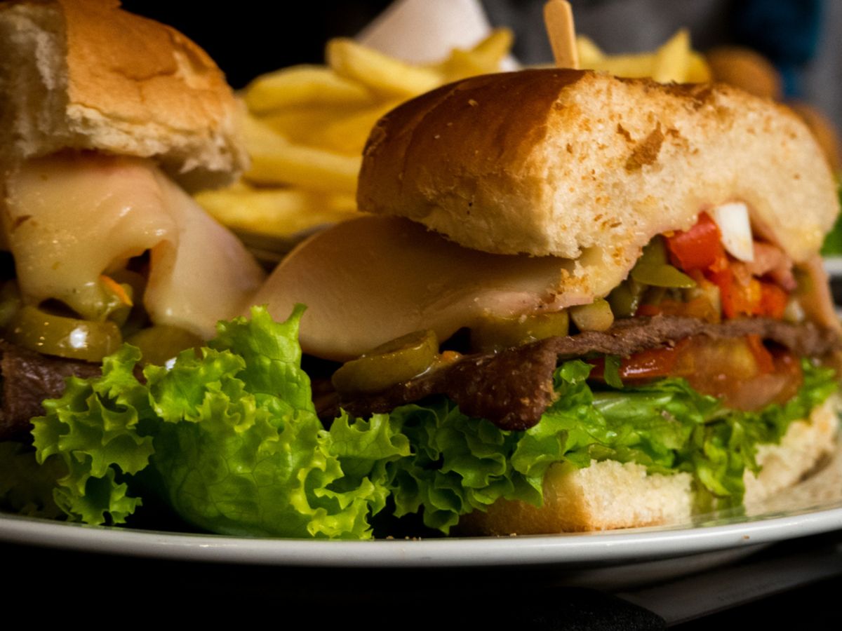 Carne, queso, verduras y mucho sabor: el chivito es un bocadillo perfecto para un picnic al sol.