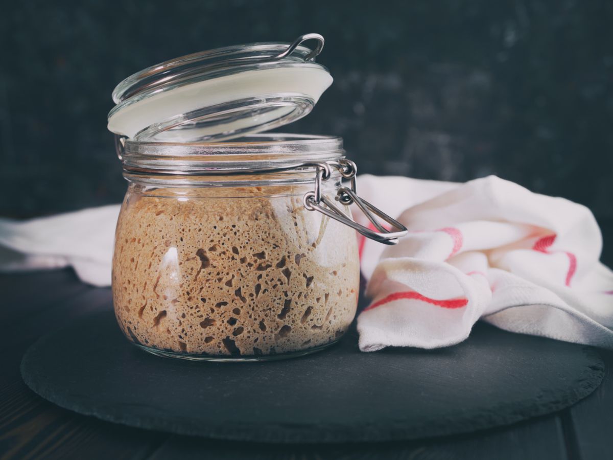 Masa madre fermentada, base esencial del pan de centeno finlandés.
