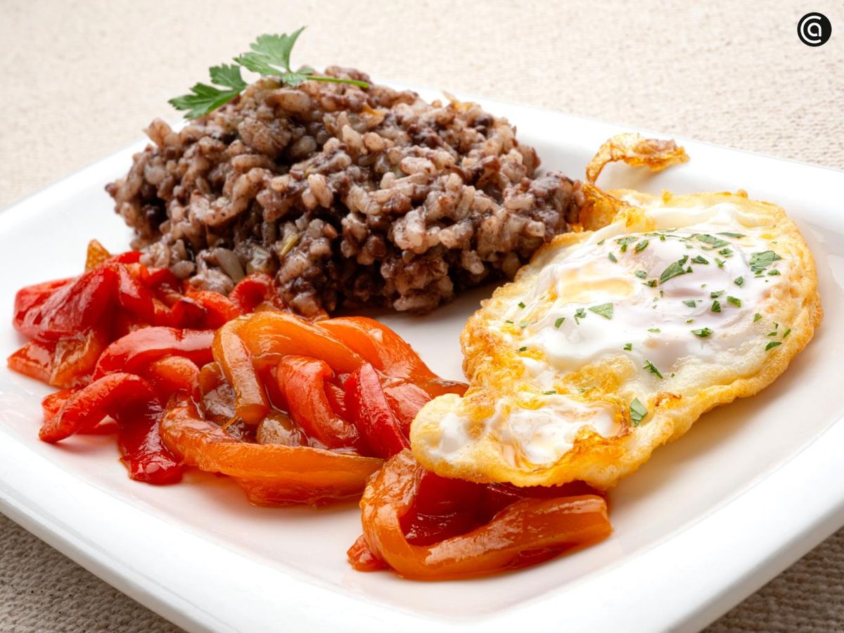 Arroz con morcilla, huevos fritos y pimientos rojos