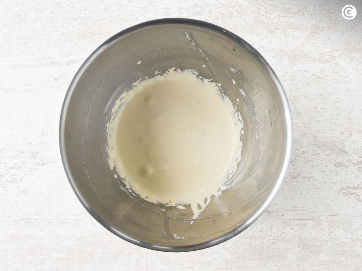 Baitr las yemas con el azúcar para el bizcocho casero de la abuela