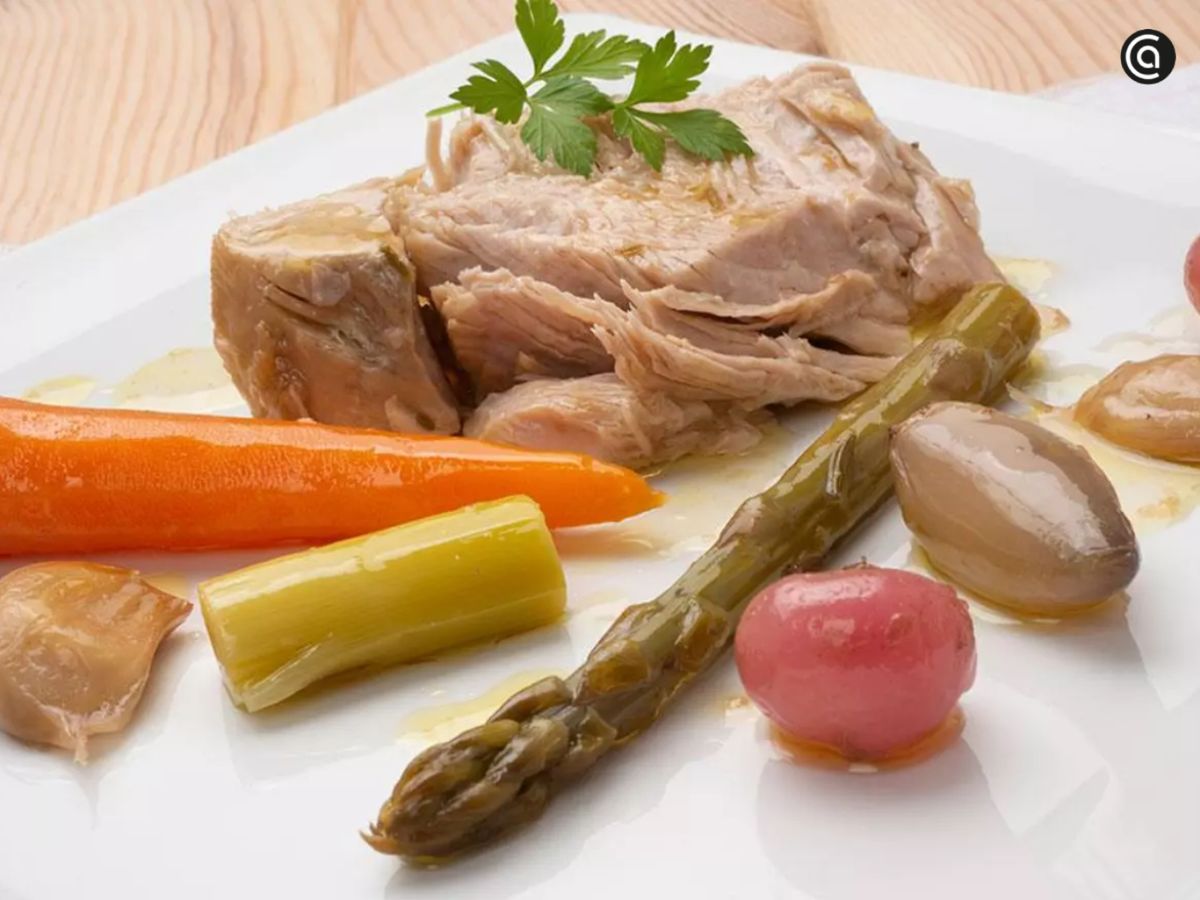 Pavo en escabeche con verduras y especias, una opción ligera y sabrosa para el verano.