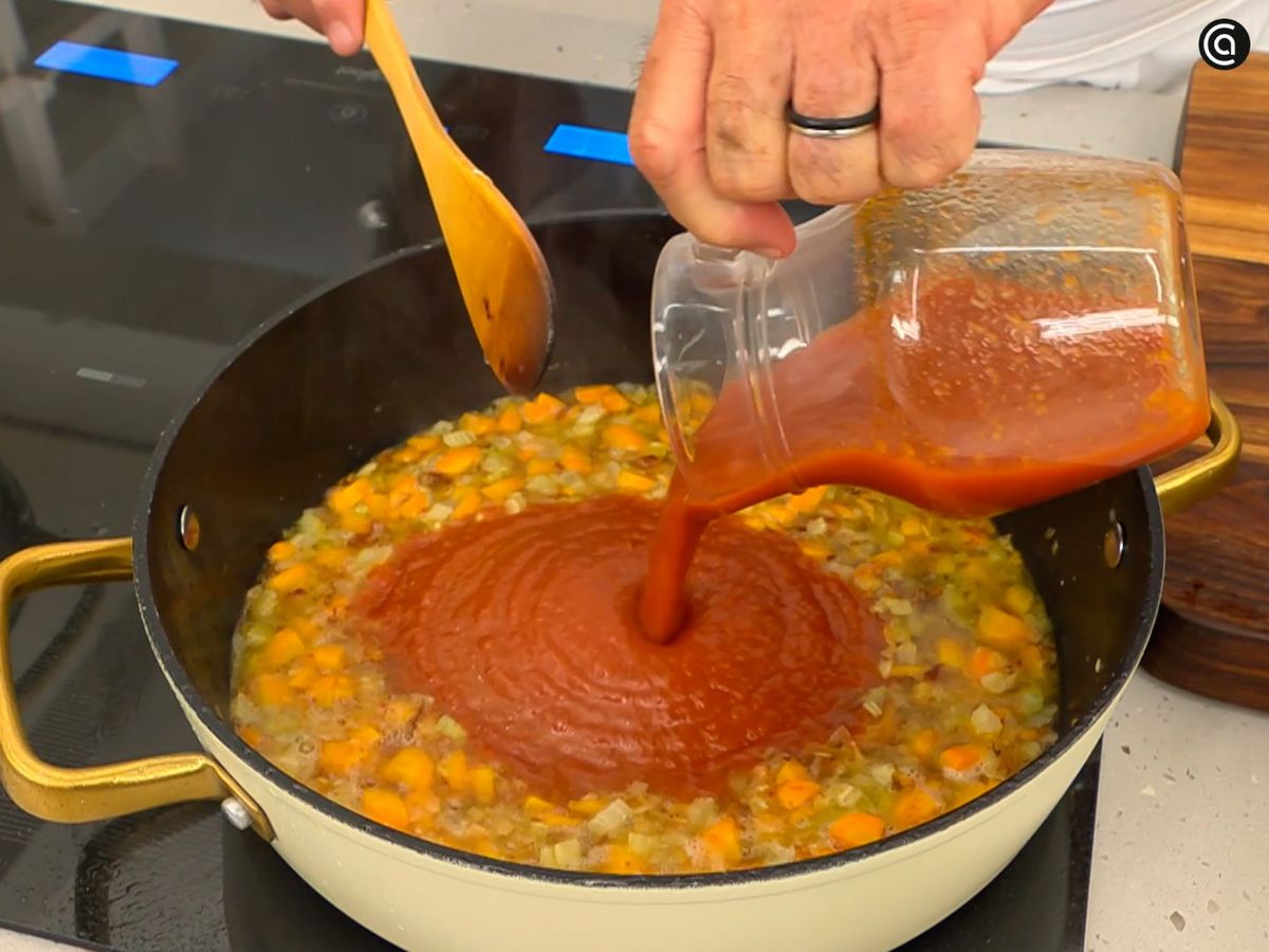 Vierte la salsa de tomate y el vino