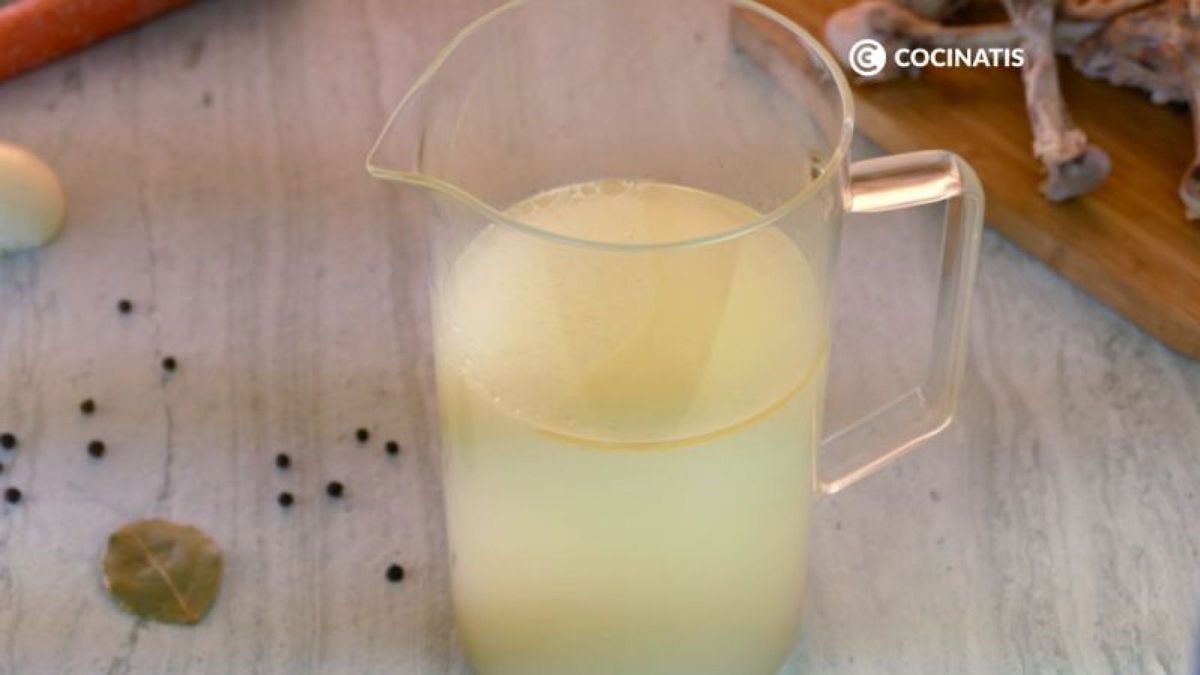 Caldo de pollo casero