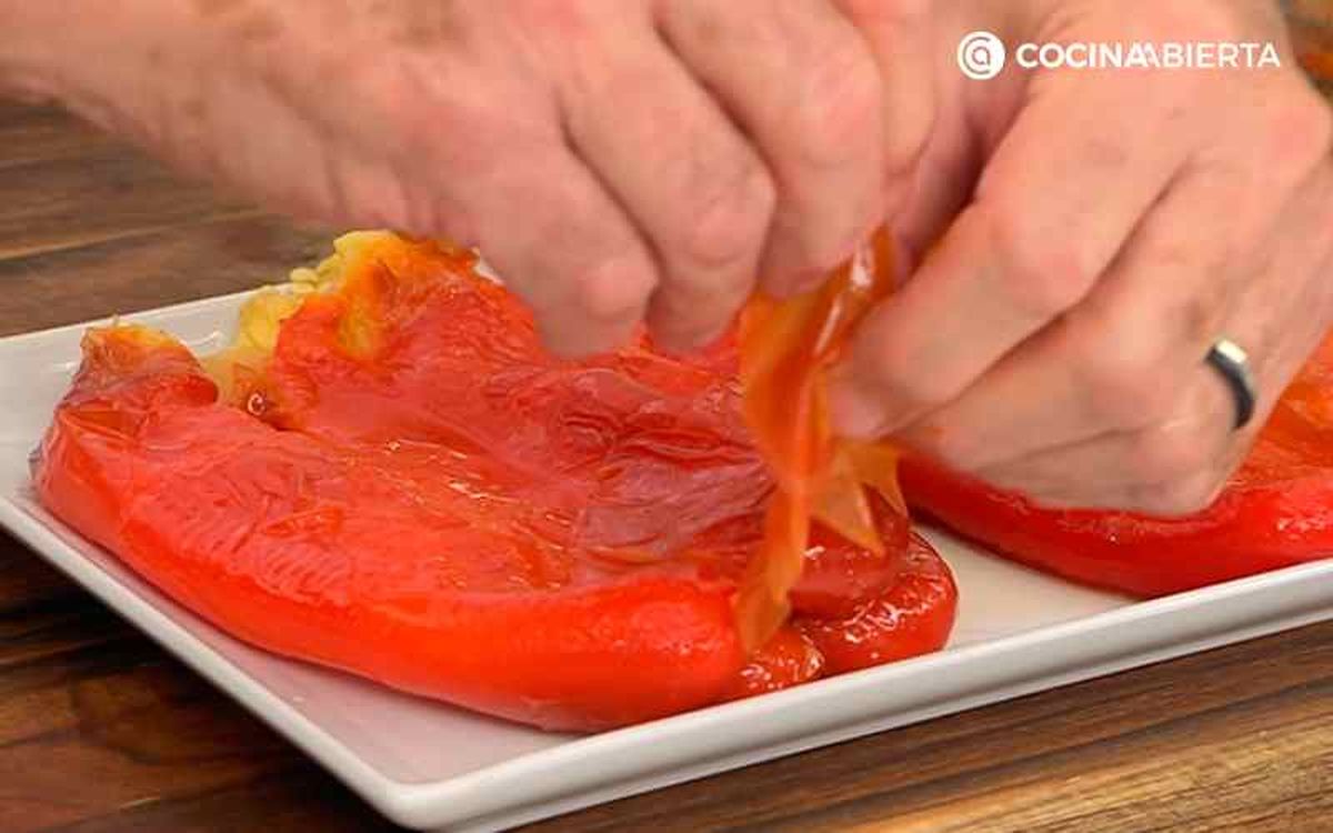 Retira la piel de los pimientos asados