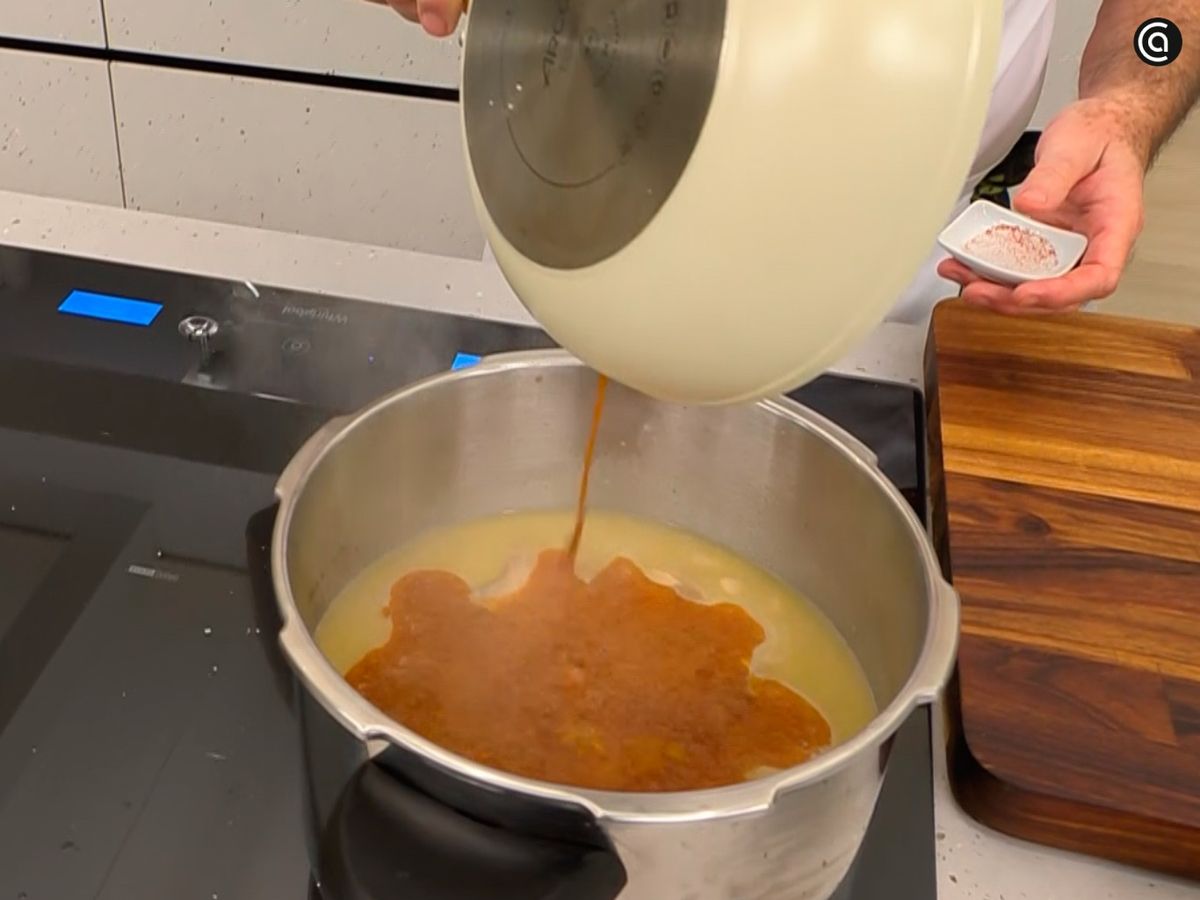 Haz un sofrito con pimentón, incorpóralo a la olla y remueve bien