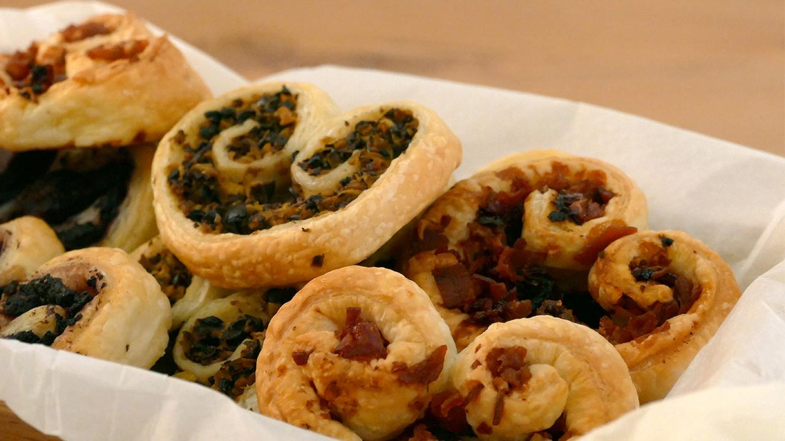 Palmeritas de hojaldre saladas (aceitunas, paté de aceitunas y jamón con tomate)  paso 6